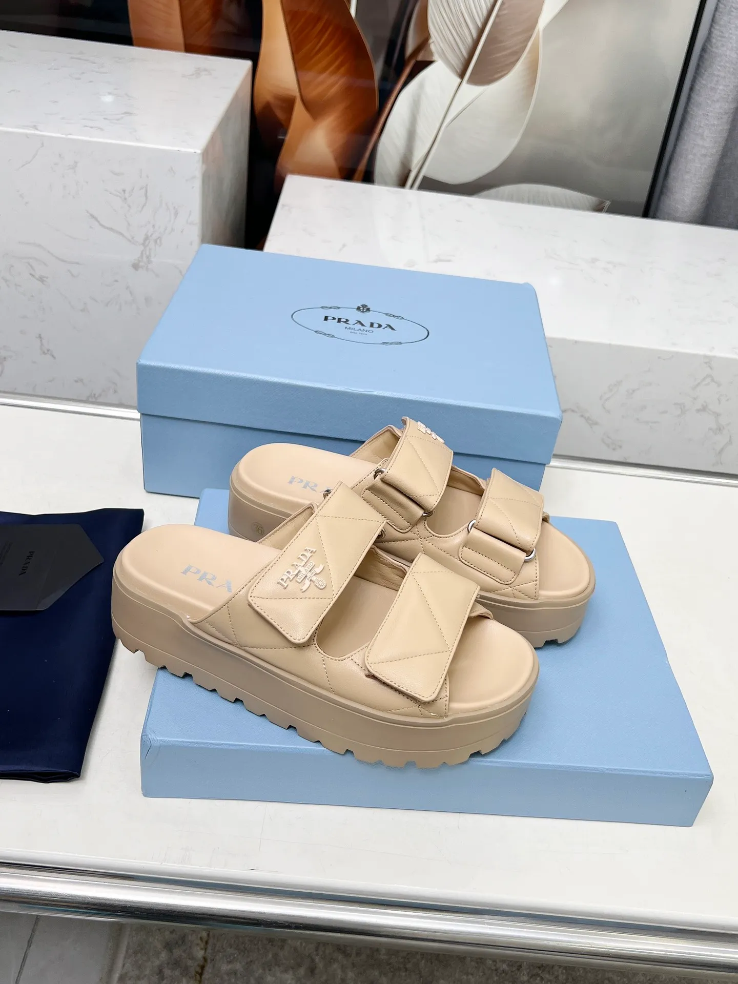 👟👟Ex-factory price 500👟👟 🌸Prada 2025 spring and summer new slippers 💫Velcro sandals The latest catwalk model, classic upgrades, comfort and fashionability coexist. Every color combination looks good, and the design matches different style needs ✅Upper: original customized cowhide ✅Inner lining: original customized sheepskin lining, cowhide feet ✅Outsole: Original molded anti-slip outsole ✅Number of codes: 35-40 (41 customized, non-refundable and non-exchangeable)